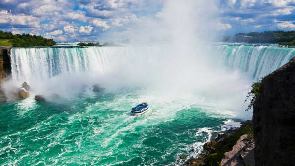 Maid of Mist Niagra Falls summer