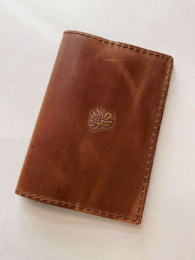 Аксессуары > Обложка на паспорт с трицератопсом коричневая из натуральной кожи № 1 купить в интернет-магазине