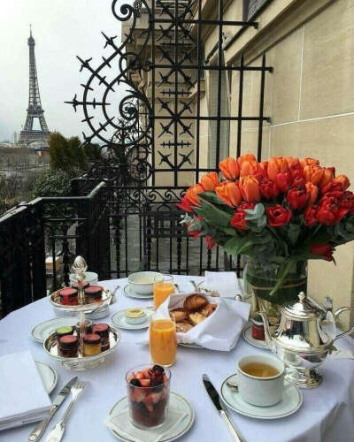 Завтрак на балконе с круассанами в Париже