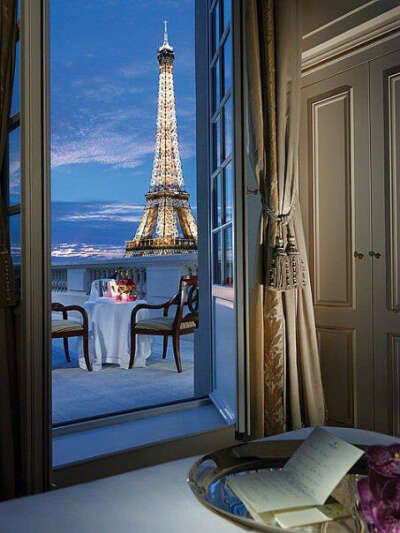 Поехать одной в Париж