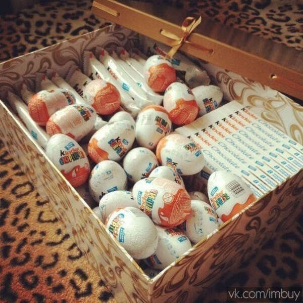 Хучуууууу коробку с Kinder Surprise ;)))