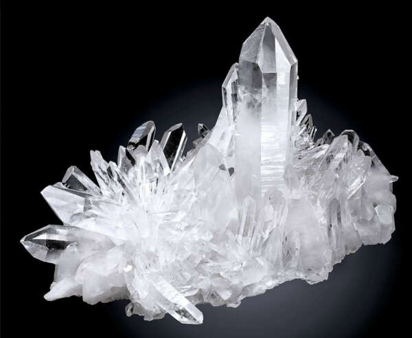 Необработанный кристалл горного хрусталя