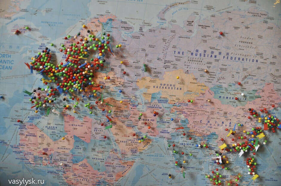 Карту покрупнее можно. Карта с отметками о путешествиях. Отметка на карте. Карта с флажками для путешественников.