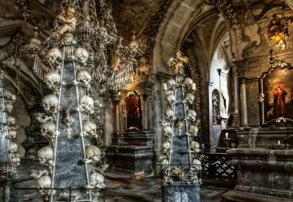 Посетить собор из человеческих костей под Прагой