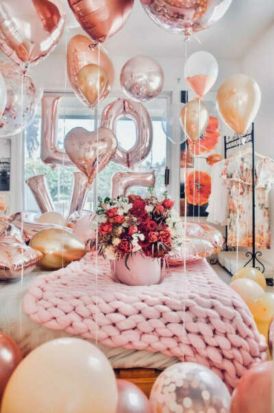 Много шариков и цветов на свой День Рождения)