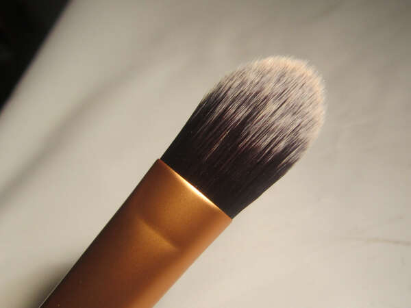 Real Techniques Foundation Brush by Samantha Chapman