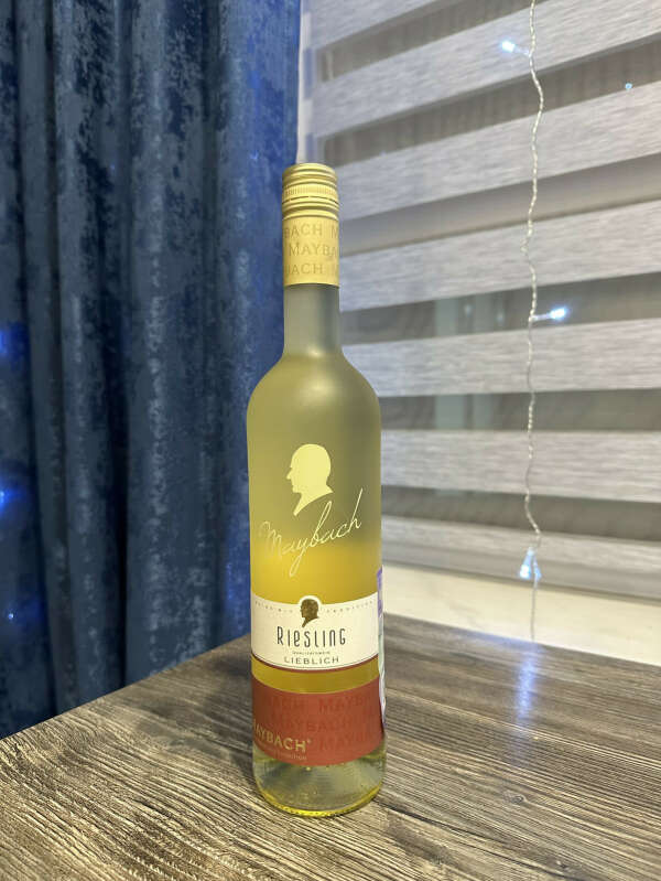 Бутылка любимого вина Maybach Riesling whity