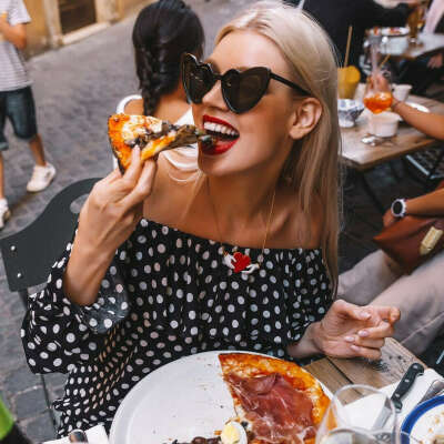 Есть пиццу и пить вино в Италии