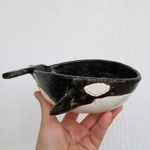 Студия керамики Pero Ceramics on Instagram: “Семья морских жителей растет ???????? ⠀ Совершенно невероятная, немного шершавая косатка из шамота. Она хоть и хищник, но такой мииилый, особенно…”