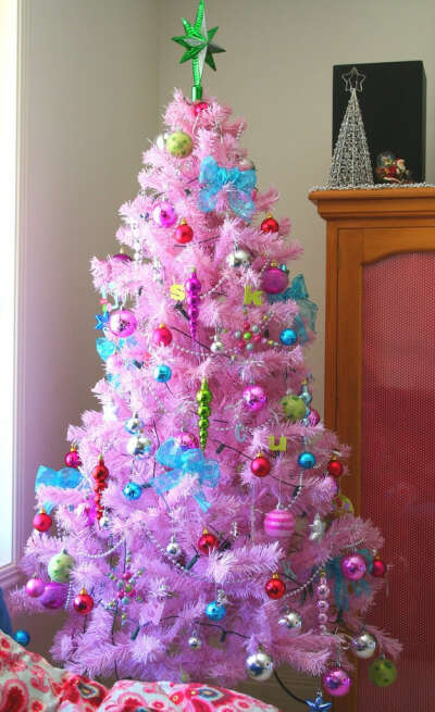 На новый год я хочу розовую/голубую елку с набором игрушек