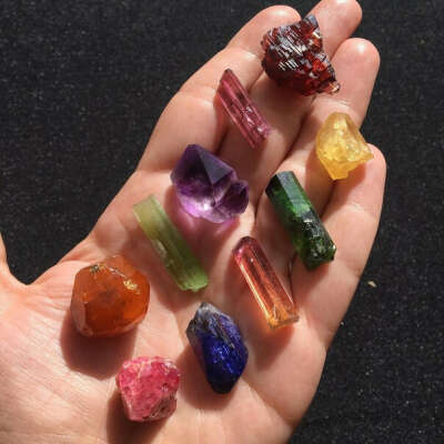 Стеклянные бусины и кристаллы минералов