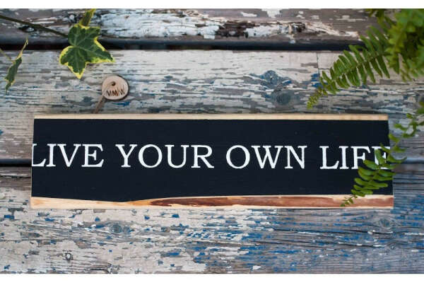 дощечка live your own life