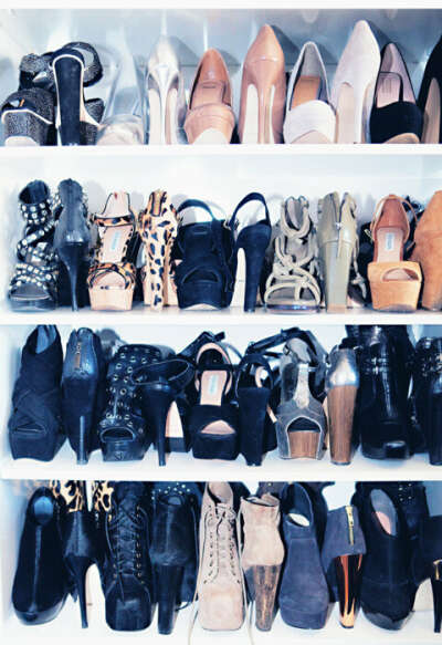 Огромную коллекцию туфель