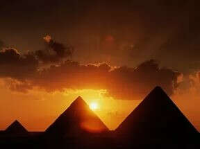 Встретить закат у пирамид в Гизе