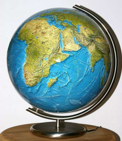 Рельефный глобус с физической картой мира на деревянной или металлической подставке (не пластик)
