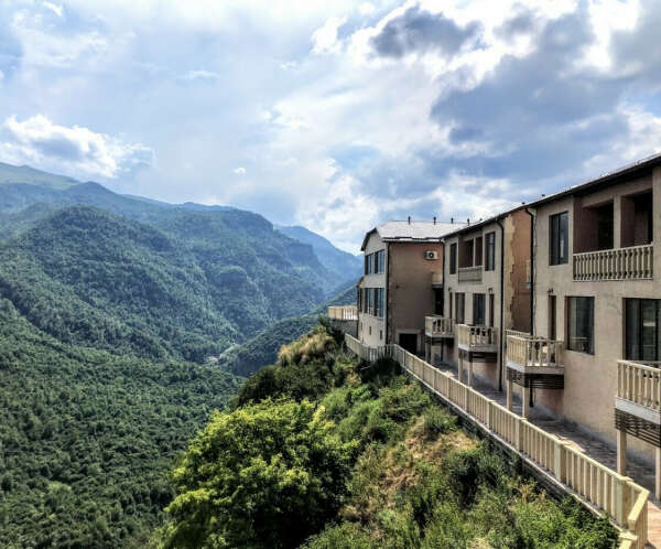 Поездка в отель с видом на горы