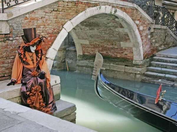 Поучаствовать в карнавале в Венеции