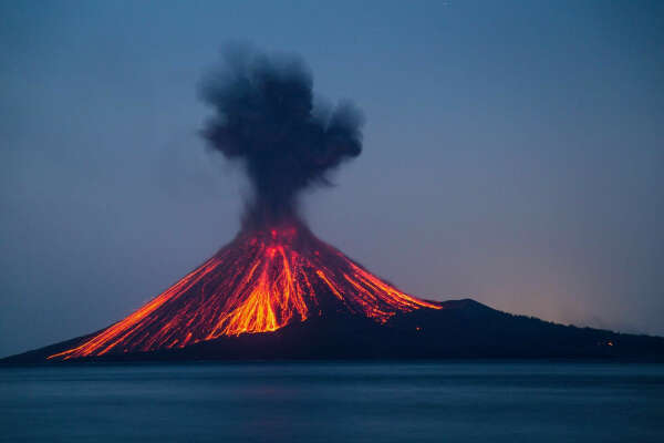 Увидеть вблизи вулкан, его раскаленную магму