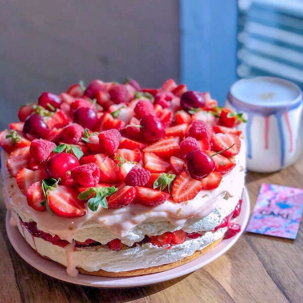 Friends Forever Co. on Instagram: “Me to You cheesecake - идеальный муссовый чизкейк с ягодами и медовым печеньем - настоящий вкус лета! I Love Cake  Арбат 8(915)446-79-00 ????…”