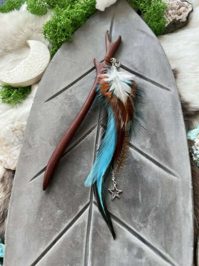 Деревянная палочка в виде веточки с короткими перьями
