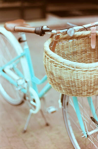 Женский велосипед с корзинкой (голубого цвета)