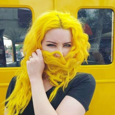 Покрасить волосы в желтый