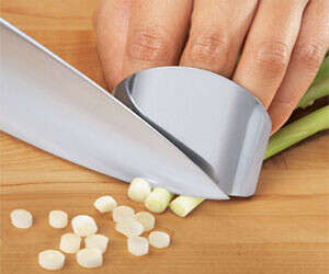 Knife cutting finger protector