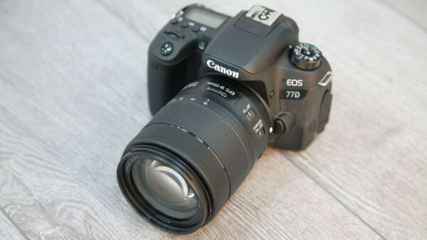Фотокамера Canon EOS 77D