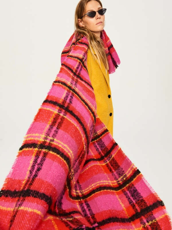 Яркий шарф для стильного гардероба