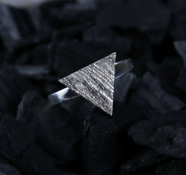 Кольцо в форме треугольника из метеорита Muonionalusta