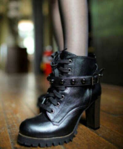 Черные ботинки на каблуке