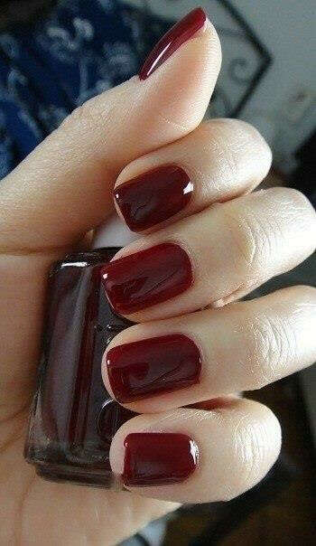 Бордовый лак для ногтей