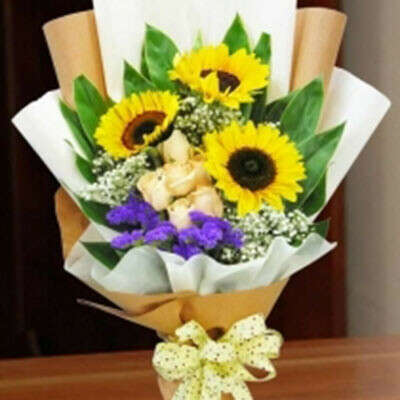 3-sunflower-and-white-roses-hand-bouquet