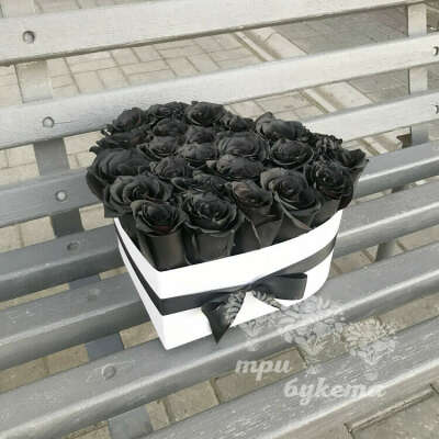 Сердце из черных роз