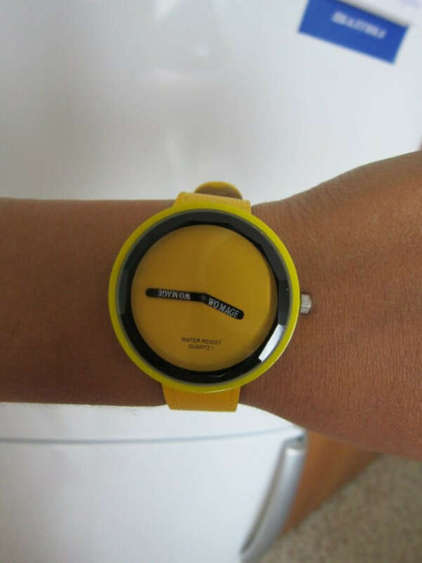 Желтые водонепроницаемые часы