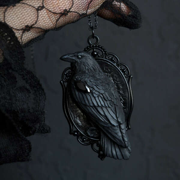 Камея Sitting Raven от Dark Wood