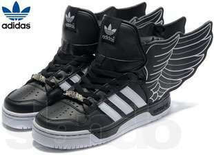 Чёрные кроссовки с крыльями