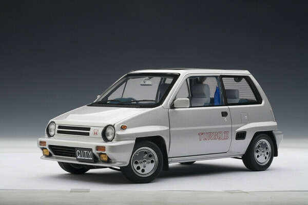 Масштабная модель 1:18 Honda City Turbo II 1983 (Silver) в комплекте с красным мини-мото