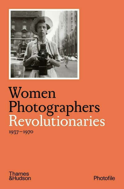 Книга «Women Photographers: Revolutionaries», автор Clara Bouveresse
