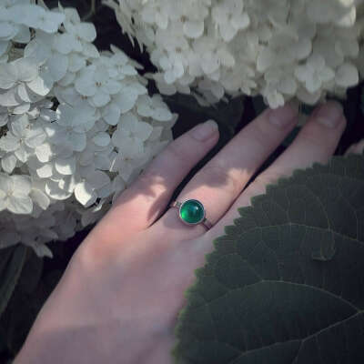 Кольцо с Зеленым халцедоном 8 мм.