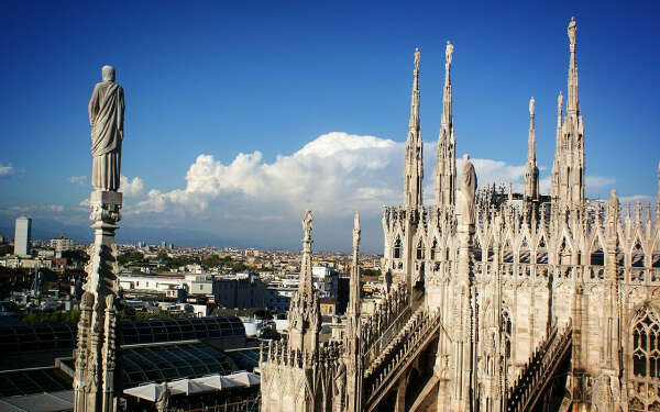 Гулять по крышам Duomo в Милане