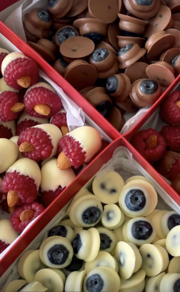 Фрукты/ягоды в шоколаде