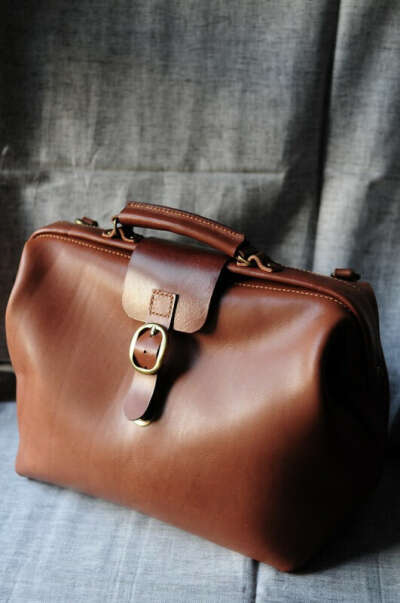 https://www.etsy.com/listing/64869021/hand-stitched-brown-leather-doctor-bag#zoom
