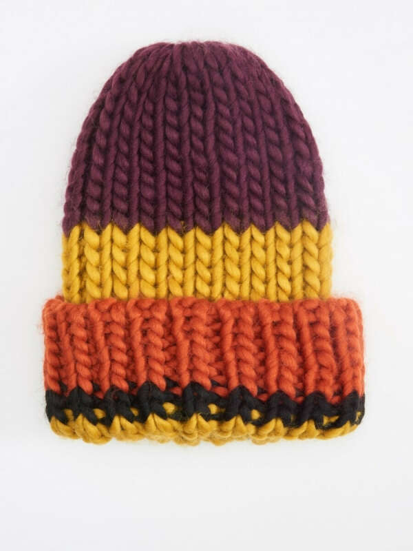 Яркая шапка в комплект к шарфу, для долгих зимних прогулок
