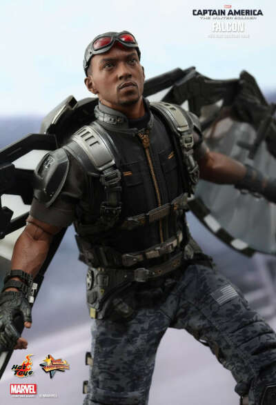 Hot Toys : Captain America: The Winter Soldier - Falcon 1/6th scale Collectible Figure