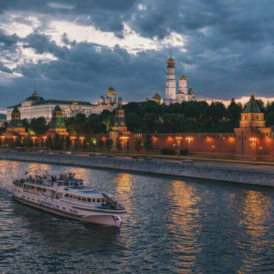 Речная прогулка по Москве-реке с игристым