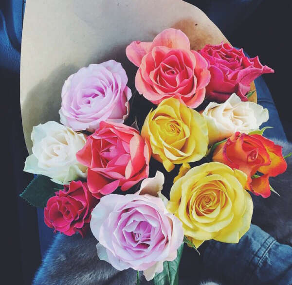 Разноцветные розы в букете!