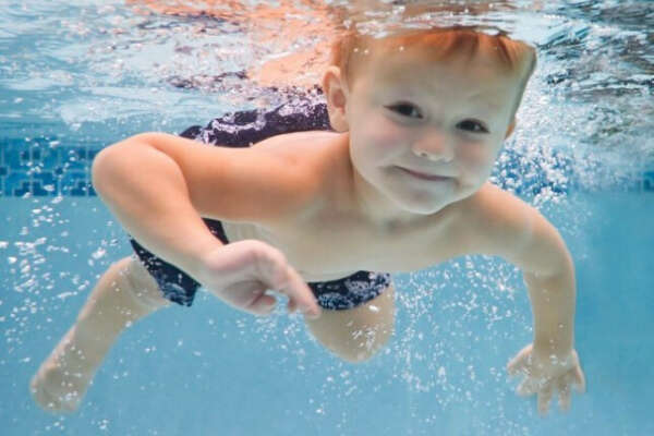 Научить сына плавать