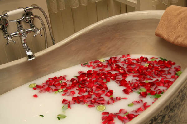 Ванна с лепесками роз