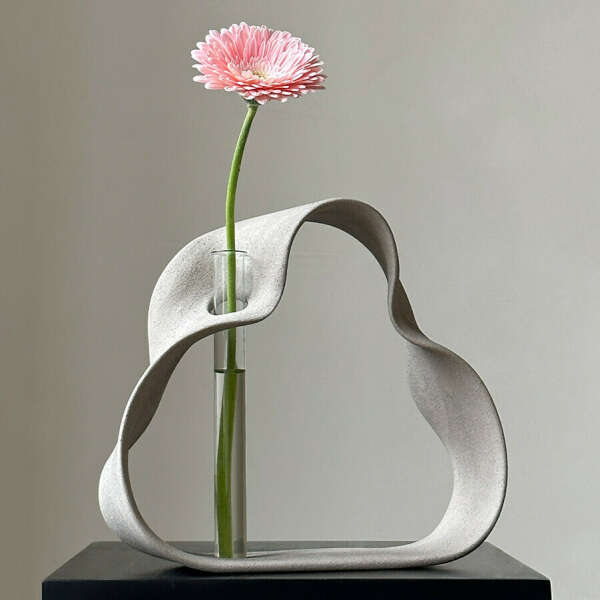 Скульптурная ваза-лента для одного цветка